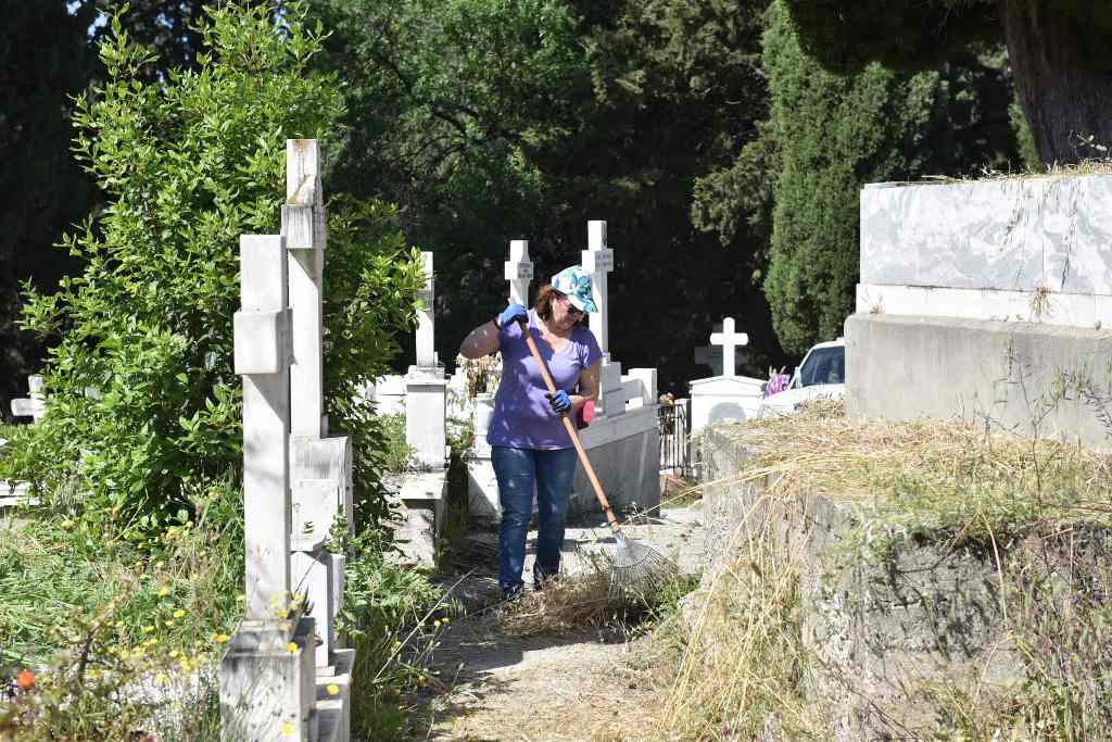 ΚΑΘΑΡΙΣΜΟΣ ΝΕΚΡΟΤΑΦΕΙΟ